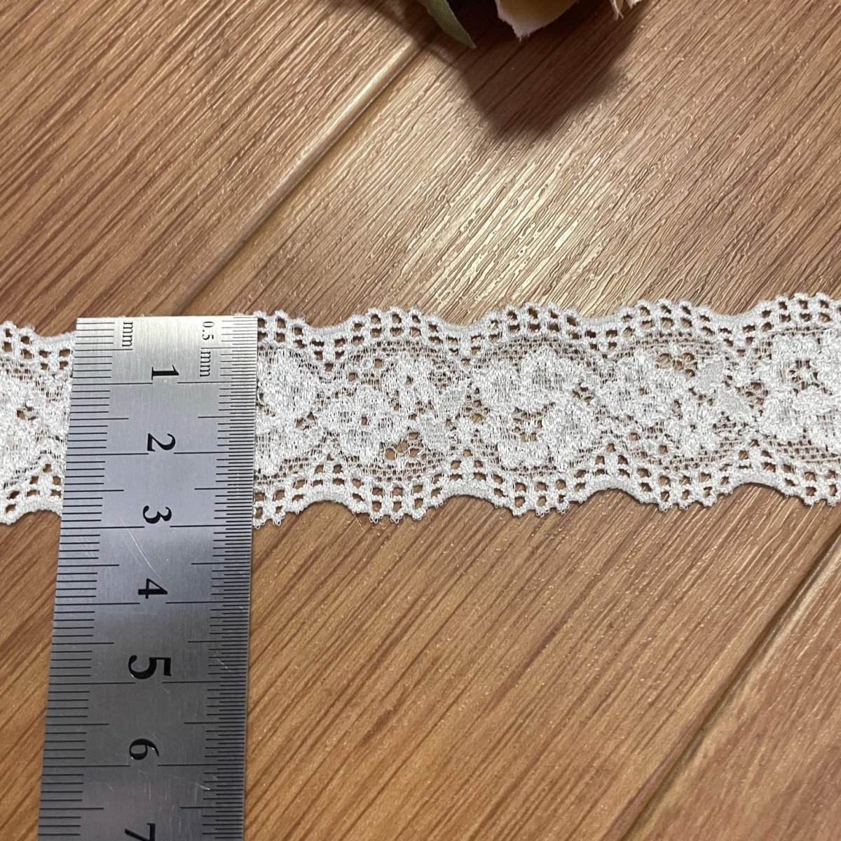 画像3: 【日本製】3ｍ！幅3.2cm両山薔薇と小花柄ラッセルストレッチレース　オフホワイト (3)
