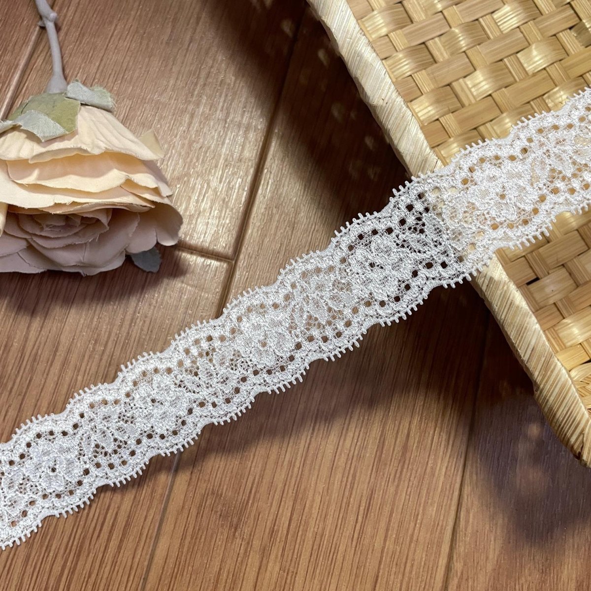 画像2: 【日本製】3ｍ！幅3.2cm両山薔薇と葉っぱ柄ラッセルストレッチレース　オフホワイト (2)