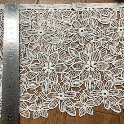 画像1: 【高品質な日本製】ケミカルレース　可愛い花柄　オフホワイト　幅19.5ｃm　約2ｍ　
