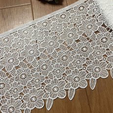 画像1: 【高品質な日本製】ケミカルレース　可愛い花柄　オフホワイト　幅19.5ｃm　約2ｍ　 (1)