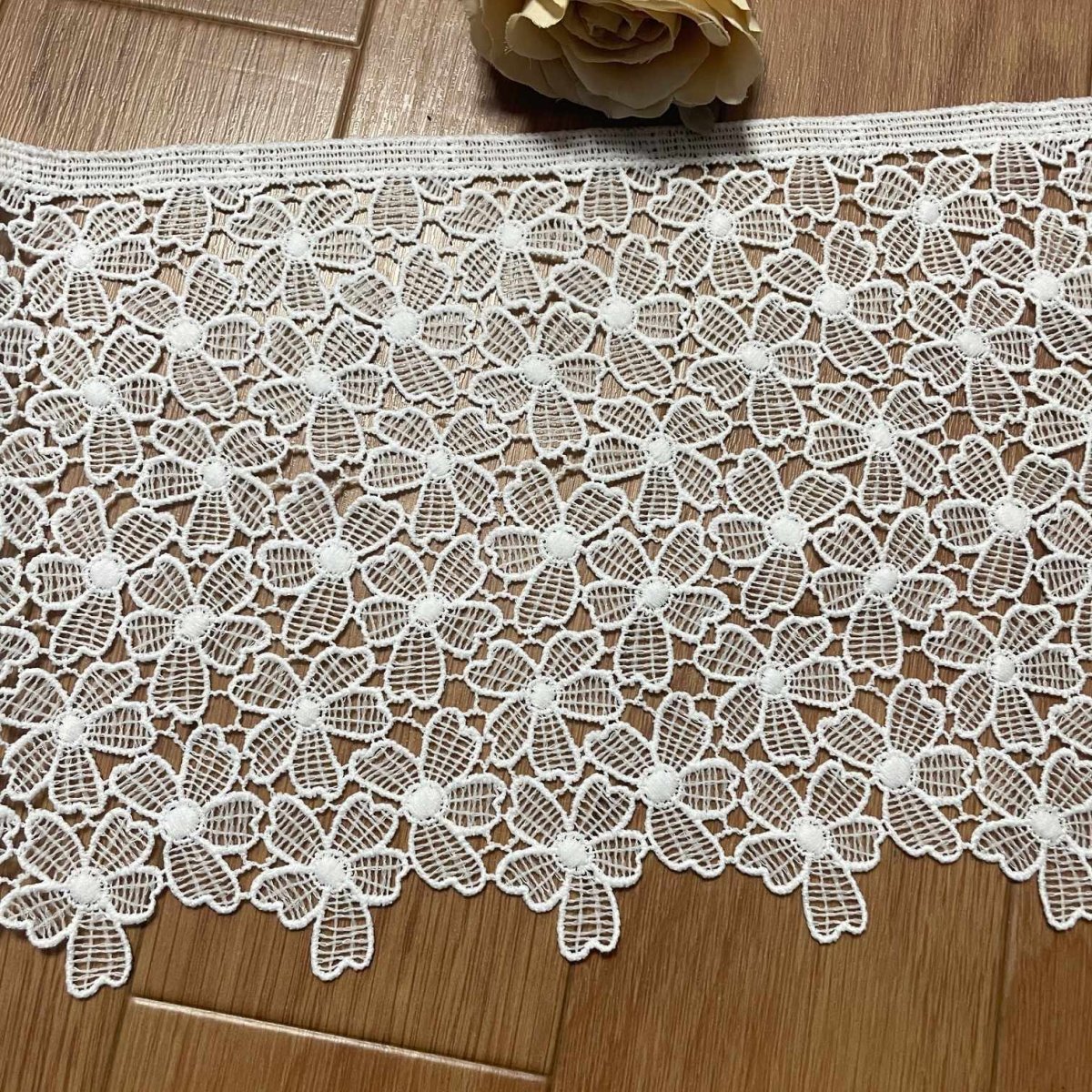 画像2: 【高品質な日本製】ケミカルレース　小花柄　オフホワイト　幅19.5ｃm　約2ｍ　 (2)