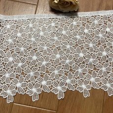 画像2: 【高品質な日本製】ケミカルレース　小花柄　オフホワイト　幅19.5ｃm　約2ｍ　 (2)
