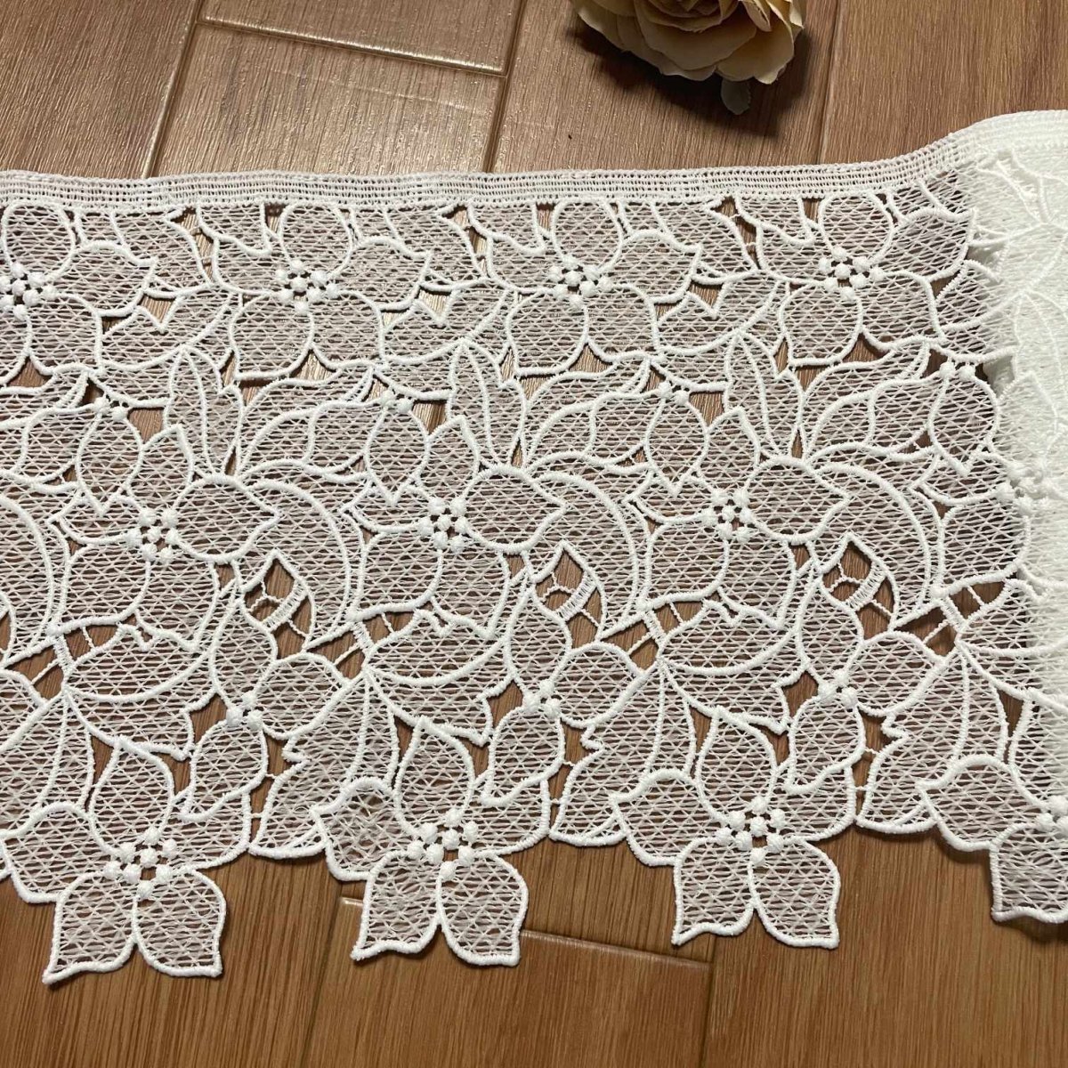 画像2: 【高品質な日本製】ケミカルレース　ユリ風柄　オフホワイト　幅19.5ｃm　約2ｍ　 (2)