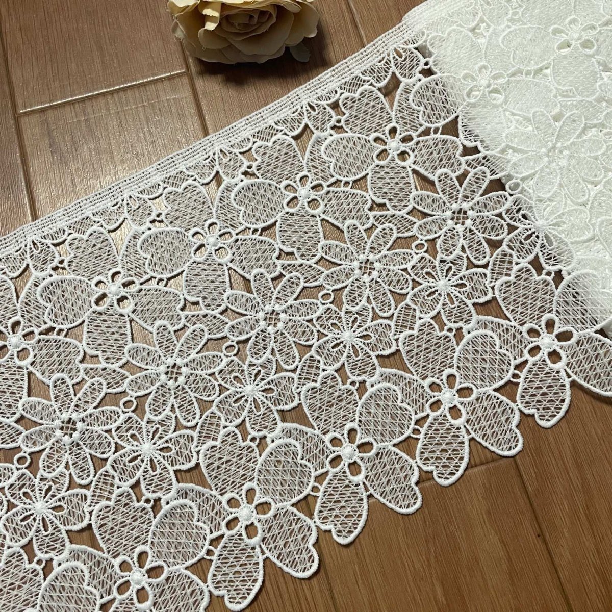 画像1: 【高品質な日本製】ケミカルレース　大小の花柄　オフホワイト　幅19.5ｃm　約2ｍ　 (1)