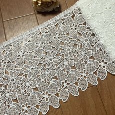 画像1: 【高品質な日本製】ケミカルレース　大小の花柄　オフホワイト　幅19.5ｃm　約2ｍ　 (1)