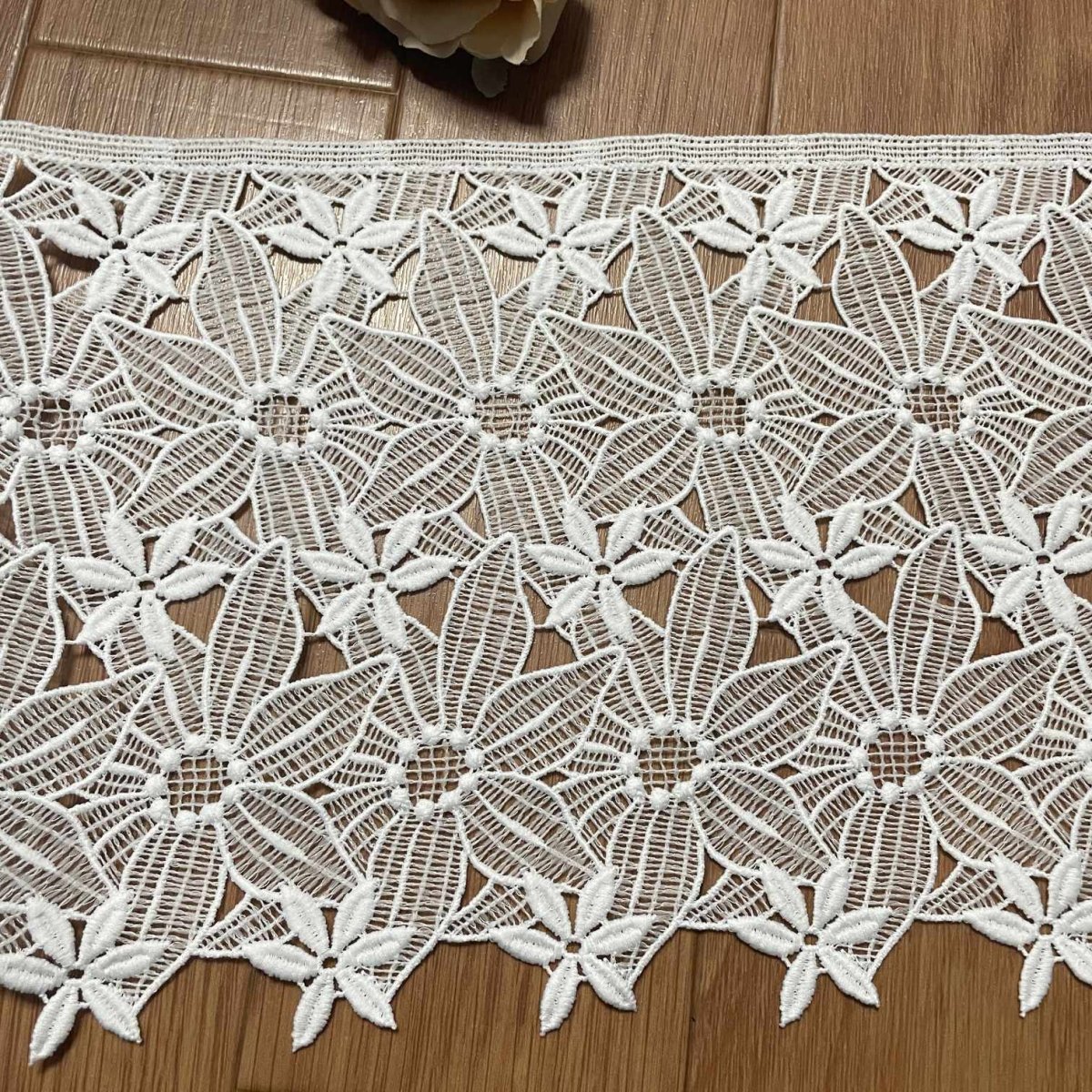 画像2: 【高品質な日本製】ケミカルレース　大輪の花柄　オフホワイト　幅19.5ｃm　約2ｍ　 (2)