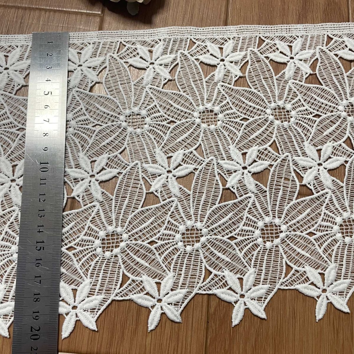 画像3: 【高品質な日本製】ケミカルレース　大輪の花柄　オフホワイト　幅19.5ｃm　約2ｍ　 (3)