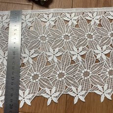 画像3: 【高品質な日本製】ケミカルレース　大輪の花柄　オフホワイト　幅19.5ｃm　約2ｍ　 (3)