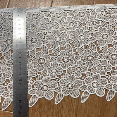 画像1: 【高品質な日本製】ケミカルレース　可愛い花柄　オフホワイト　幅19.5ｃm　約2ｍ　