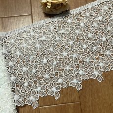 画像1: 【高品質な日本製】ケミカルレース　小花柄　オフホワイト　幅19.5ｃm　約2ｍ　 (1)