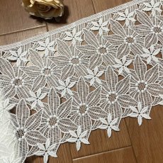 画像1: 【高品質な日本製】ケミカルレース　大輪の花柄　オフホワイト　幅19.5ｃm　約2ｍ　 (1)