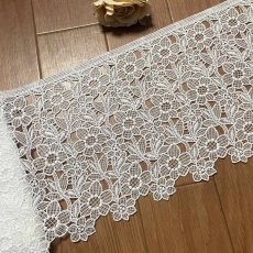 画像1: 【高品質な日本製】ケミカルレース　一輪の小花柄　オフホワイト　幅19.5ｃm　約2ｍ　 (1)