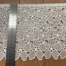 画像3: 【高品質な日本製】ケミカルレース　大小の花柄　オフホワイト　幅19.5ｃm　約2ｍ　 (3)