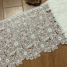 画像1: 【高品質な日本製】ケミカルレース　可愛い花柄　オフホワイト　幅19.5ｃm　約2ｍ　 (1)