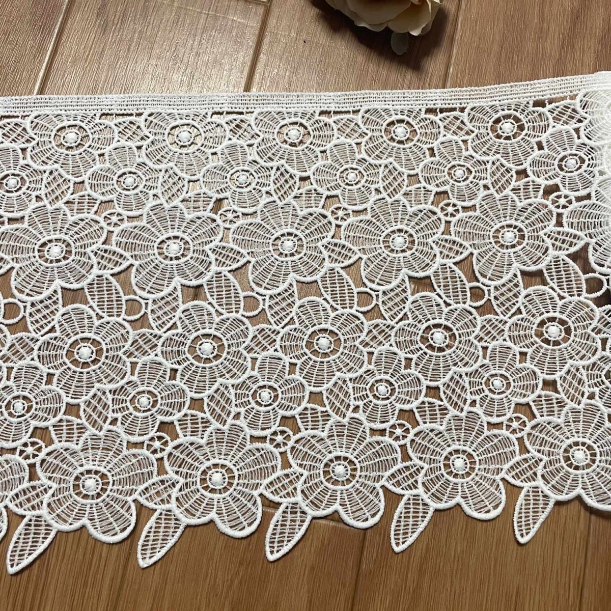 画像2: 【高品質な日本製】ケミカルレース　可愛い花柄　オフホワイト　幅19.5ｃm　約2ｍ　 (2)