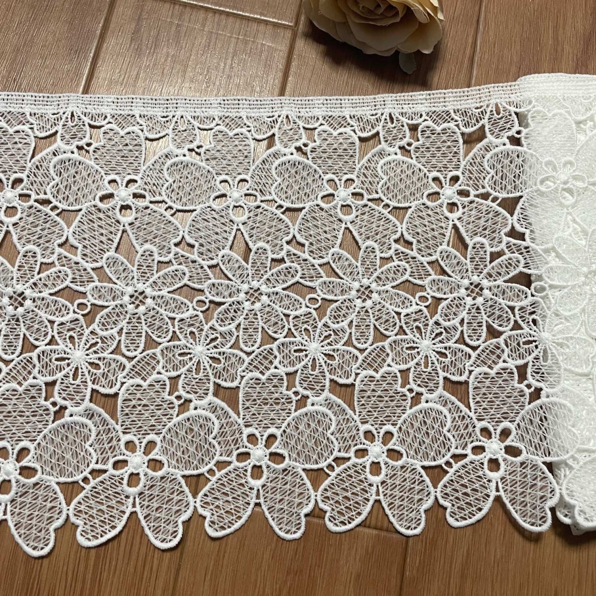 画像2: 【高品質な日本製】ケミカルレース 大小の花柄 オフホワイト 幅19.5cm 約2m  (2)