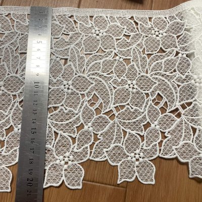 画像1: 【高品質な日本製】ケミカルレース　ユリ風柄　オフホワイト　幅19.5ｃm　約2ｍ　