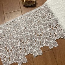 画像1: 【高品質な日本製】ケミカルレース　ユリ風柄　オフホワイト　幅19.5ｃm　約2ｍ　 (1)