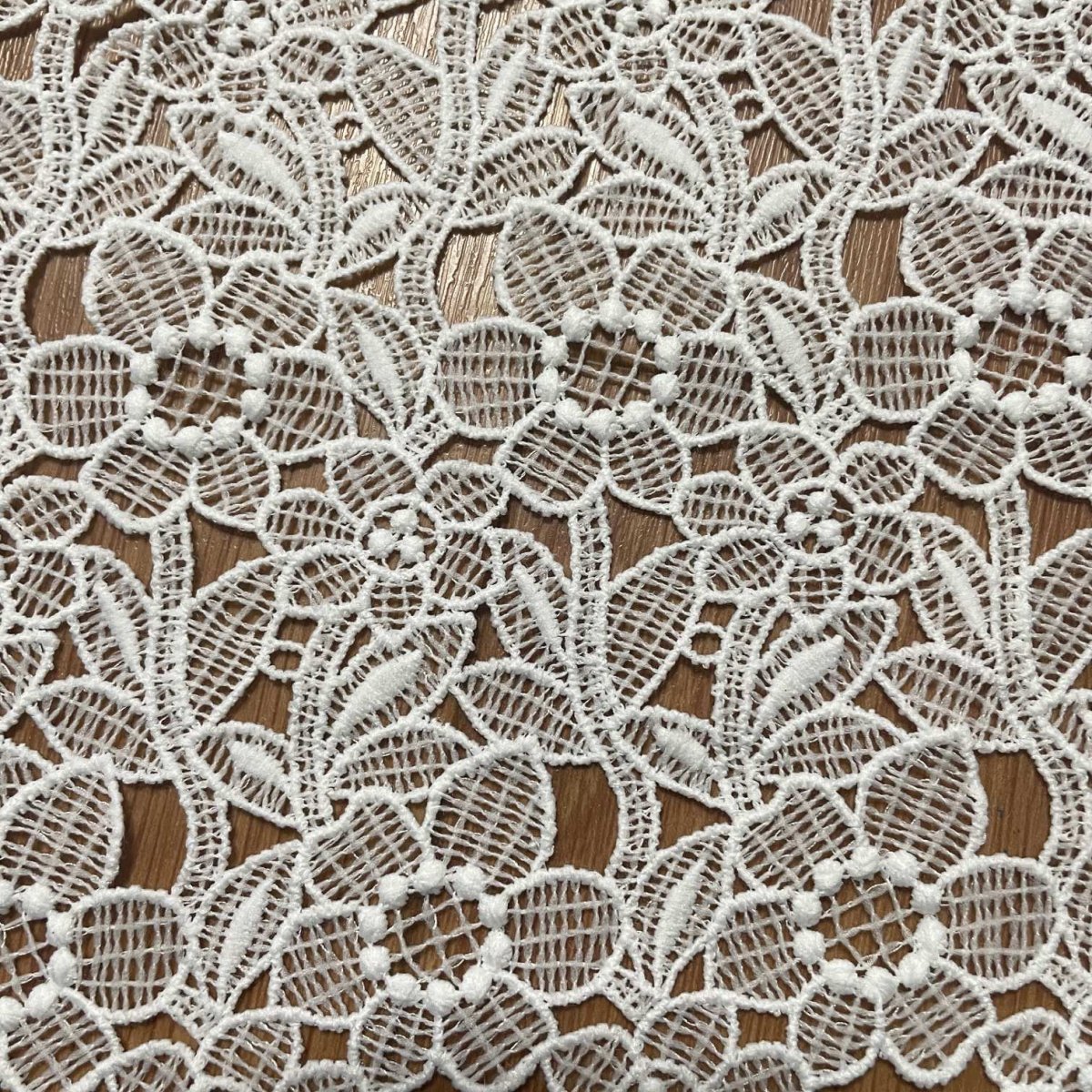 画像4: 【高品質な日本製】ケミカルレース　一輪の小花柄　オフホワイト　幅19.5ｃm　約2ｍ　 (4)