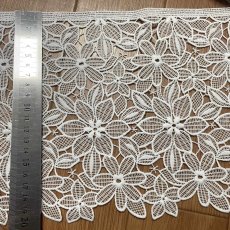 画像3: 【高品質な日本製】ケミカルレース　可愛い花柄　オフホワイト　幅19.5ｃm　約2ｍ　 (3)