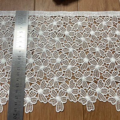 画像1: 【高品質な日本製】ケミカルレース　小花柄　オフホワイト　幅19.5ｃm　約2ｍ　