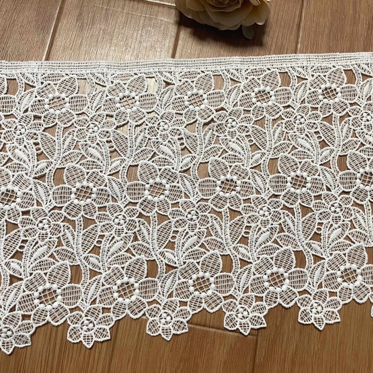 画像2: 【高品質な日本製】ケミカルレース　一輪の小花柄　オフホワイト　幅19.5ｃm　約2ｍ　 (2)