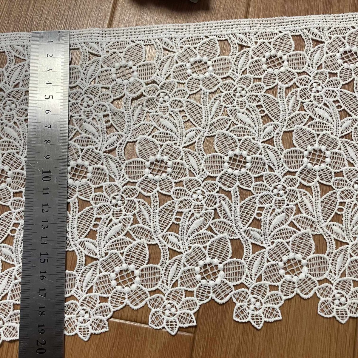 画像3: 【高品質な日本製】ケミカルレース　一輪の小花柄　オフホワイト　幅19.5ｃm　約2ｍ　 (3)