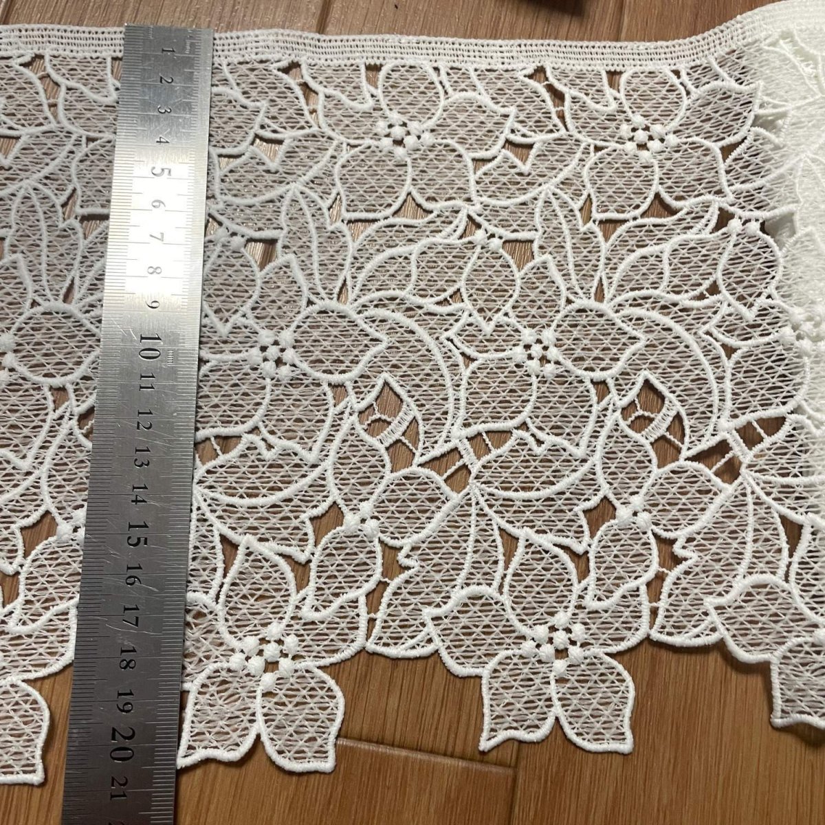 画像3: 【高品質な日本製】ケミカルレース　ユリ風柄　オフホワイト　幅19.5ｃm　約2ｍ　 (3)