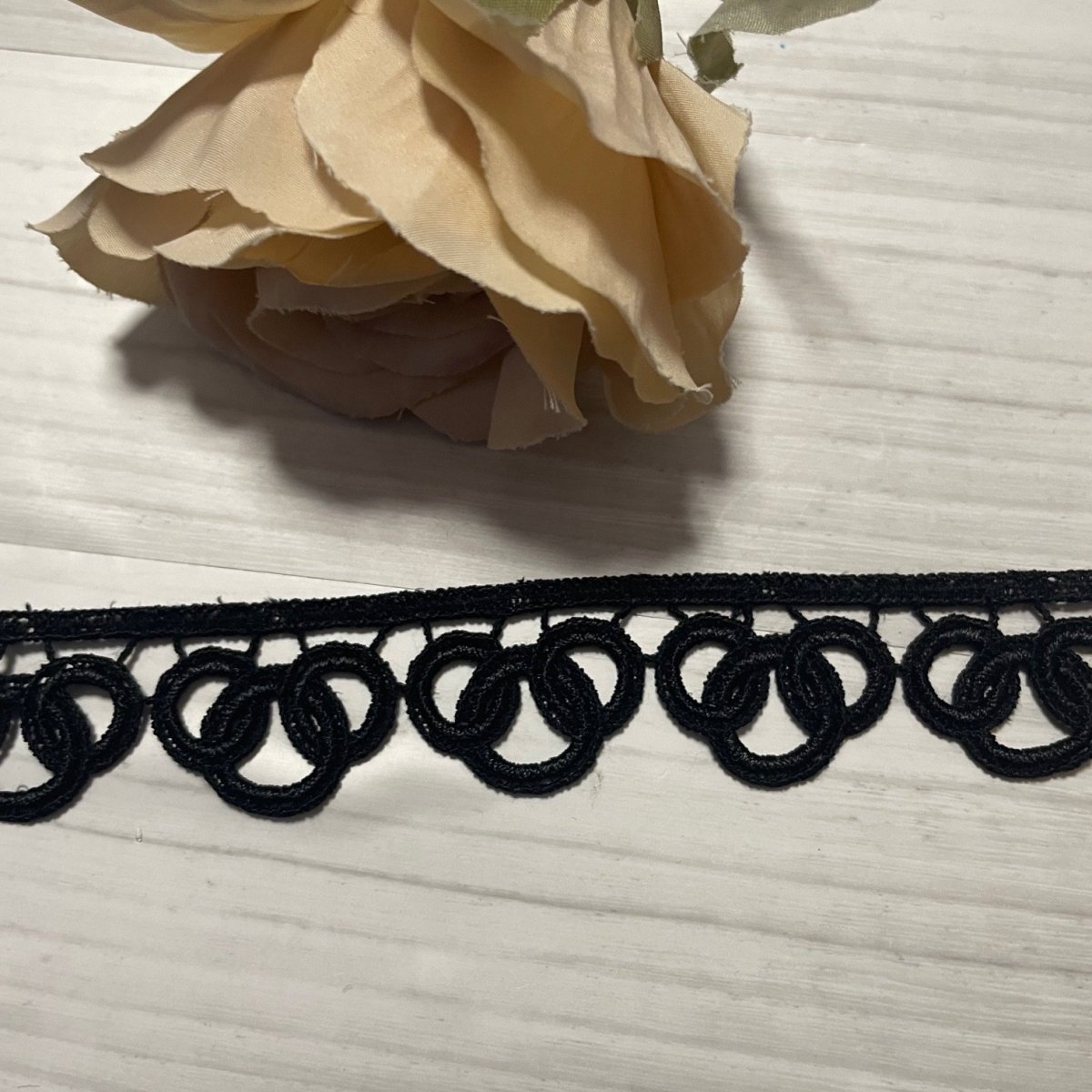 画像2: 【1点限り】ケミカルレース　まる3個柄　ブラック　幅2.3ｃm　5ｍ　日本製 (2)