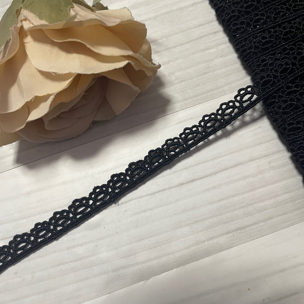 画像4: 【ドール服に】ケミカルレース　繊細なスカラ柄　ブラック　幅1cm　3ｍ　日本製 (4)