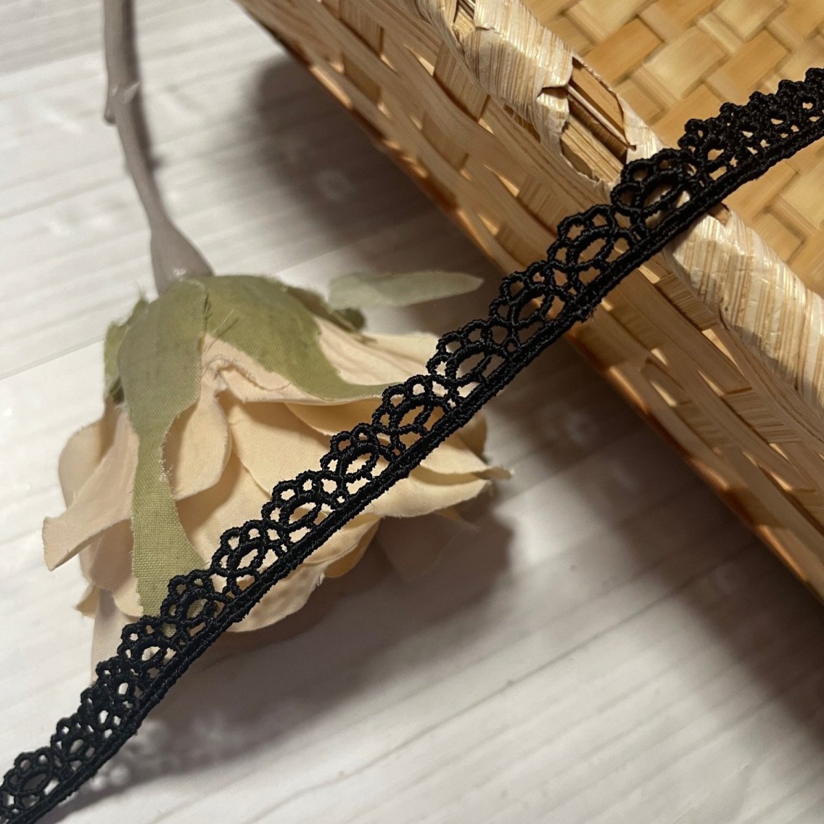 画像5: 【ドール服に】ケミカルレース　繊細なスカラ柄　ブラック　幅1cm　3ｍ　日本製 (5)