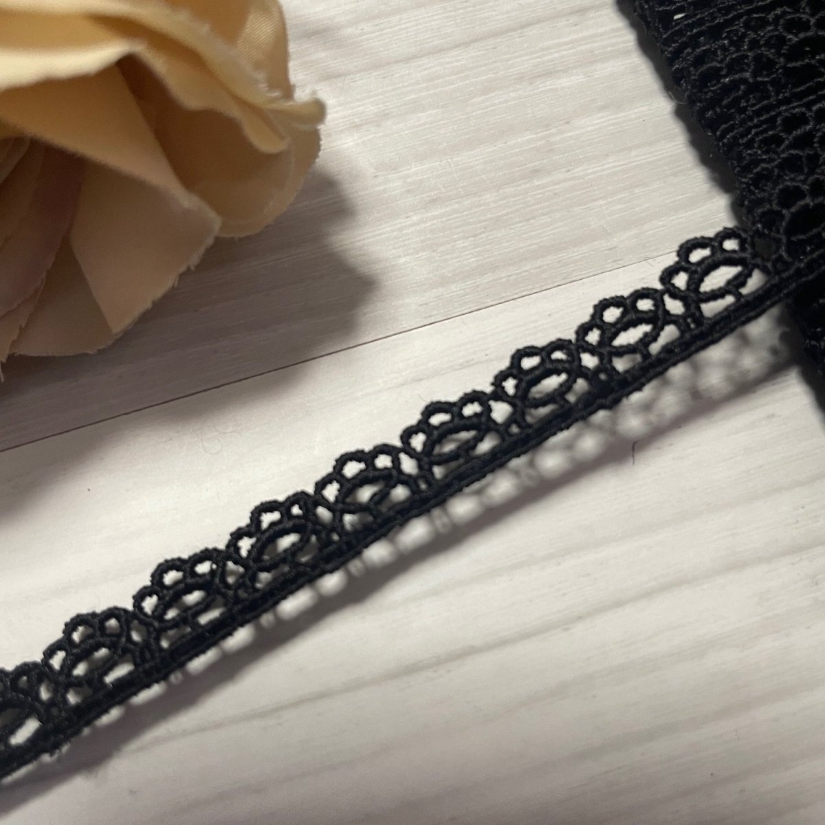 画像2: 【ドール服に】ケミカルレース　繊細なスカラ柄　ブラック　幅1cm　3ｍ　日本製 (2)