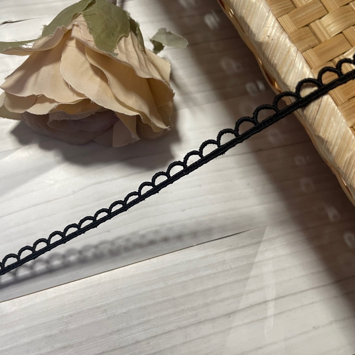 画像2: 【ドール服に】ケミカルレース　シンプルなスカラ柄　ブラック　幅0.7cm　3ｍ　日本製 (2)