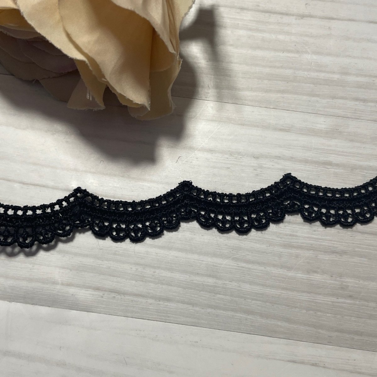 画像2: 【ドール服に】ケミカルレース　スカラ柄　ブラック　幅1cm　3ｍ　日本製 (2)