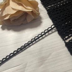 画像1: 【ドール服に】ケミカルレース　シンプルなスカラ柄　ブラック　幅0.7cm　6ｍ　日本製 (1)