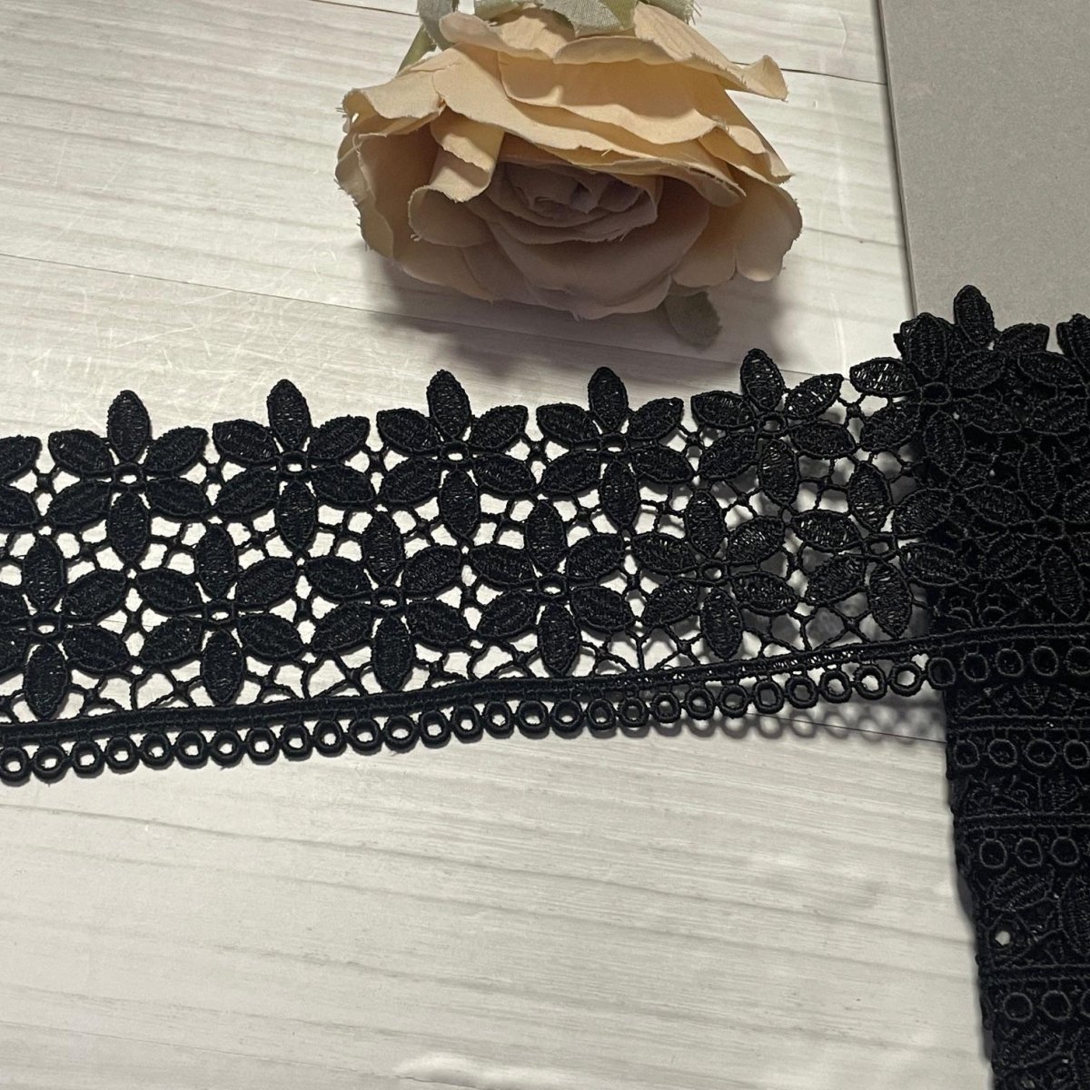 画像2: 【1点限り】ケミカルレース　2段の小花柄　ブラック　幅6.2ｃm　5ｍ　日本製 (2)
