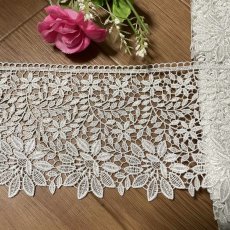 画像2: 【高品質な日本製】ケミカルレース　お花や葉っぱの幅広柄　オフホワイト　幅11ｃm (2)