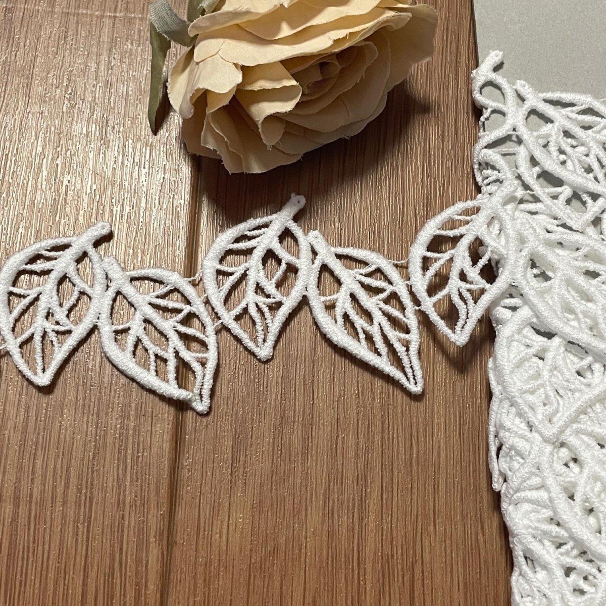 画像2: 【安心の日本製】ケミカルレース　コットンオフホワイト　幅4.5cm　1ｍ　ツインの葉っぱリーフ柄 (2)