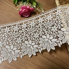 画像1: 【高品質な日本製】ケミカルレース　お花や葉っぱの幅広柄　オフホワイト　幅11ｃm (1)