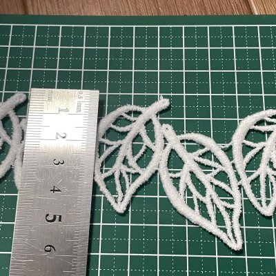 画像1: 【安心の日本製】ケミカルレース　コットンオフホワイト　幅4.5cm　1ｍ　ツインの葉っぱリーフ柄