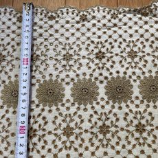 画像3: 【高品質な日本製】刺繍レース　ベージュ　幅52cm　1ｍ　可愛いスカラと大胆な花柄 (3)