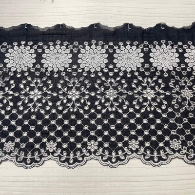 画像2: 【高品質な日本製】刺繍レース　ネイビーホワイト　幅19.5cm　1ｍ　可愛いスカラと大胆な花柄