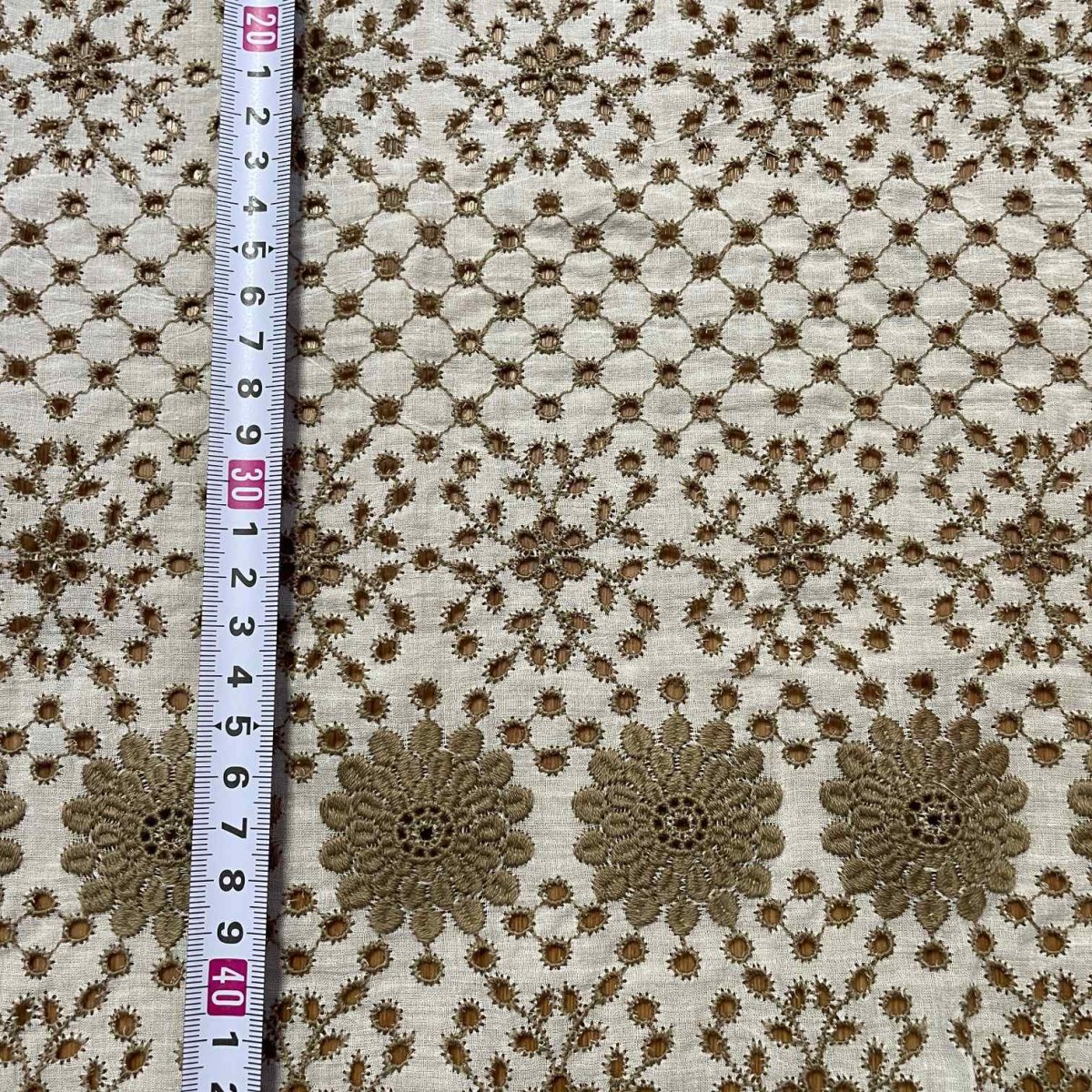 画像4: 【高品質な日本製】刺繍レース　ベージュ　幅52cm　1ｍ　可愛いスカラと大胆な花柄 (4)