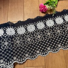 画像3: 【高品質な日本製】刺繍レース　ネイビーホワイト　幅19.5cm　1ｍ　可愛いスカラと大胆な花柄 (3)