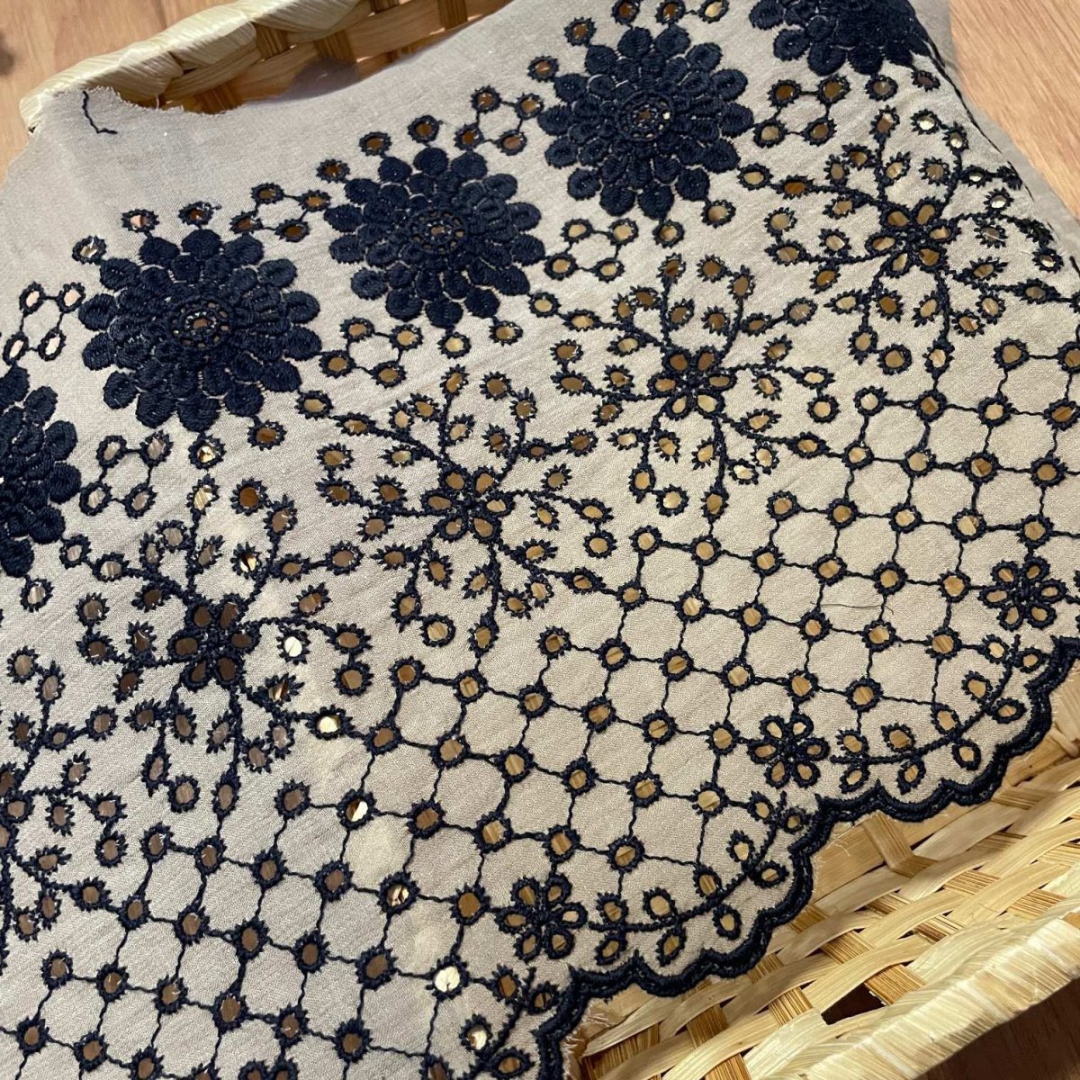 画像7: 【高品質な日本製】刺繍レース　カーキブラック　幅19.5cm　1ｍ　可愛いスカラと大胆な花柄 (7)