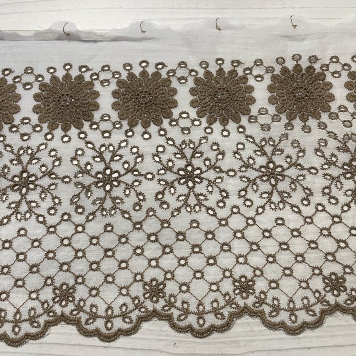 画像2: 【高品質な日本製】刺繍レース　ベージュ　幅20cm　1ｍ　可愛いスカラと大胆な花柄 (2)