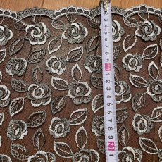 画像4: 【高品質な日本製】チュールレース　ブラックシルバー　幅43cm　1ｍ　透け感のある薔薇柄 (4)