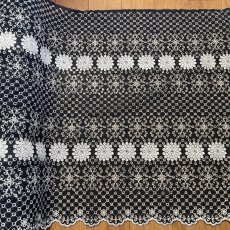 画像1: 【高品質な日本製】刺繍レース　ネイビーホワイト　幅52cm　1ｍ　可愛いスカラと大胆な花柄 (1)