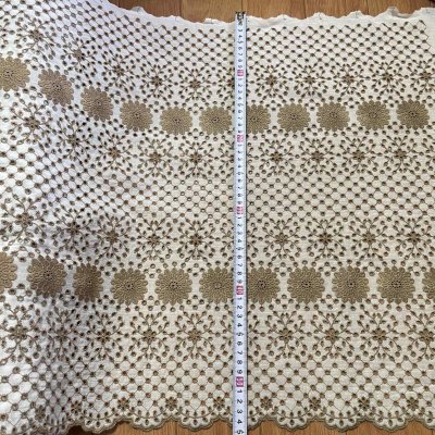画像1: 【高品質な日本製】刺繍レース　ベージュ　幅52cm　1ｍ　可愛いスカラと大胆な花柄