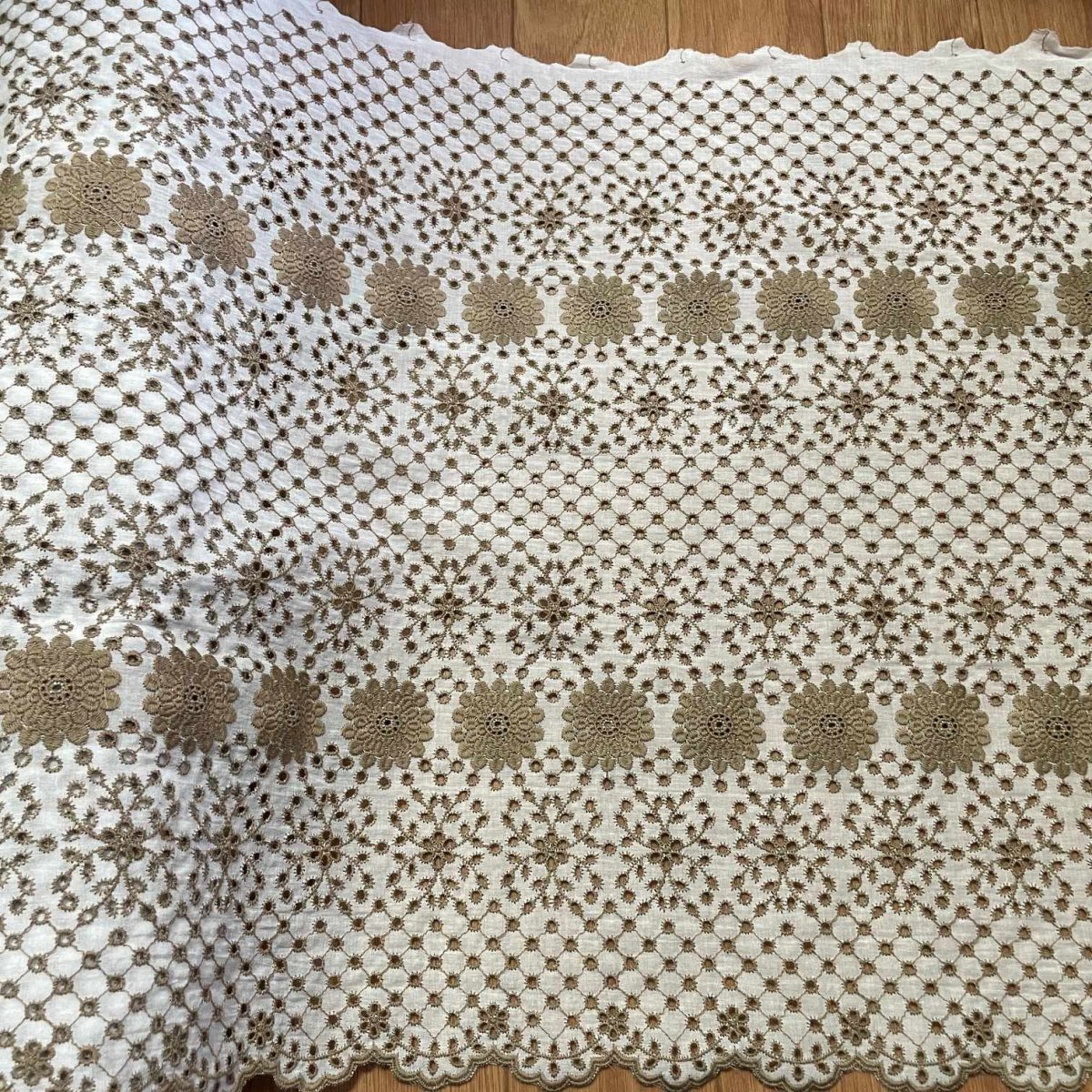 画像1: 【高品質な日本製】刺繍レース　ベージュ　幅52cm　1ｍ　可愛いスカラと大胆な花柄 (1)
